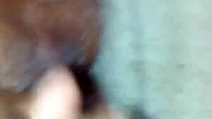 हॉर्नी एमेच्योर अपनी बालों वाली चूत को चोदती हुई