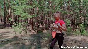 विशाल स्तनों वाली अमेचुर मिल्फ जंगल में टहलती और दौड़ती है