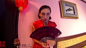 बड़े बॉस ने पतली एशियाई लड़की को हार्डकोर जापानी वीडियो में शेव्ड पुस्सी के साथ हावी किया।